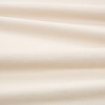 Tessuto Linara di Romo nella colorazione Soapstone drappeggiato, per mostrarne la caduta e la finitura spazzolata.