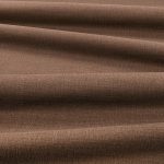 Tessuto Linara di Romo nella colorazione Chocolate drappeggiato, per mostrarne la caduta e la finitura spazzolata.