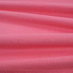 Tessuto Linara di Romo nella colorazione Rosa drappeggiato, per mostrarne la caduta e la finitura spazzolata.