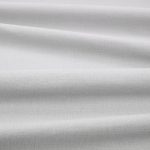Tessuto Linara di Romo nella colorazione Pigeon drappeggiato, per mostrarne la caduta e la finitura spazzolata.