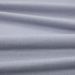 Tessuto Linara di Romo nella colorazione Harbour Grey drappeggiato, per mostrarne la caduta e la finitura spazzolata.