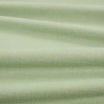 Tessuto Linara di Romo nella colorazione Aloe drappeggiato, per mostrarne la caduta e la finitura spazzolata.