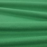 Tessuto Linara di Romo nella colorazione Emerald drappeggiato, per mostrarne la caduta e la finitura spazzolata.