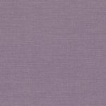 Campione del tessuto Linara di Romo nella colorazione Allium, codice 2494/334: un viola scuro dal tono polveroso, misto lino in tinta unita alto 140 cm.