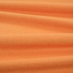 Tessuto Linara di Romo nella colorazione Clementine drappeggiato, per mostrarne la caduta e la finitura spazzolata.