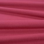 Tessuto Linara di Romo nella colorazione Bayberry drappeggiato, per mostrarne la caduta e la finitura spazzolata.