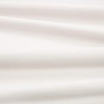Tessuto Linara di Romo nella colorazione Grey Mist drappeggiato, per mostrarne la caduta e la finitura spazzolata.