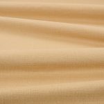 Tessuto Linara di Romo nella colorazione Toffee drappeggiato, per mostrarne la caduta e la finitura spazzolata.
