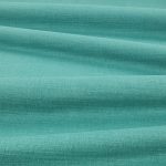 Tessuto Linara di Romo nella colorazione Juniper drappeggiato, per mostrarne la caduta e la finitura spazzolata.