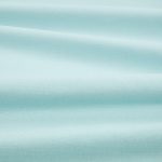 Tessuto Linara di Romo nella colorazione Celeste drappeggiato, per mostrarne la caduta e la finitura spazzolata.
