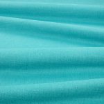 Tessuto Linara di Romo nella colorazione Peacock drappeggiato, per mostrarne la caduta e la finitura spazzolata.