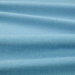 Tessuto Linara di Romo nella colorazione Danube drappeggiato, per mostrarne la caduta e la finitura spazzolata.