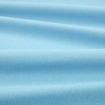 Tessuto Linara di Romo nella colorazione Pool drappeggiato, per mostrarne la caduta e la finitura spazzolata.