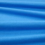 Tessuto Linara di Romo nella colorazione Copenhagen Blue drappeggiato, per mostrarne la caduta e la finitura spazzolata.