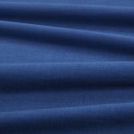 Tessuto Linara di Romo nella colorazione Neptune drappeggiato, per mostrarne la caduta e la finitura spazzolata.