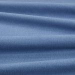 Tessuto Linara di Romo nella colorazione Forget me not drappeggiato, per mostrarne la caduta e la finitura spazzolata.