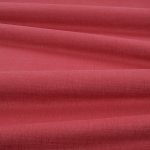 Tessuto Linara di Romo nella colorazione Harissa drappeggiato, per mostrarne la caduta e la finitura spazzolata.