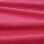 Tessuto Linara di Romo nella colorazione Rhubarb drappeggiato, per mostrarne la caduta e la finitura spazzolata.