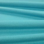 Tessuto Linara di Romo nella colorazione Teal drappeggiato, per mostrarne la caduta e la finitura spazzolata.