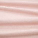 Tessuto Linara di Romo nella colorazione Rose Quartz drappeggiato, per mostrarne la caduta e la finitura spazzolata.
