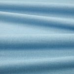 Tessuto Linara di Romo nella colorazione Oxford Blue drappeggiato, per mostrarne la caduta e la finitura spazzolata.