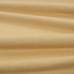 Tessuto Linara di Romo nella colorazione Safari drappeggiato, per mostrarne la caduta e la finitura spazzolata.