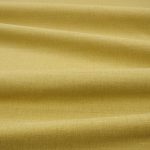 Tessuto Linara di Romo nella colorazione Fenugreek drappeggiato, per mostrarne la caduta e la finitura spazzolata.