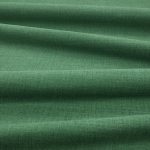Tessuto Linara di Romo nella colorazione Forest drappeggiato, per mostrarne la caduta e la finitura spazzolata.