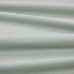 Tessuto Linara di Romo nella colorazione Seaglass drappeggiato, per mostrarne la caduta e la finitura spazzolata.