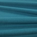 Tessuto Linara di Romo nella colorazione Prussian Blue drappeggiato, per mostrarne la caduta e la finitura spazzolata.