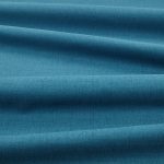 Tessuto Linara di Romo nella colorazione Admiral drappeggiato, per mostrarne la caduta e la finitura spazzolata.