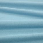 Tessuto Linara di Romo nella colorazione Surf drappeggiato, per mostrarne la caduta e la finitura spazzolata.