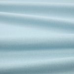Tessuto Linara di Romo nella colorazione Skylight drappeggiato, per mostrarne la caduta e la finitura spazzolata.