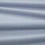 Tessuto Linara di Romo nella colorazione Harebell drappeggiato, per mostrarne la caduta e la finitura spazzolata.