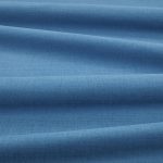 Tessuto Linara di Romo nella colorazione Marlin drappeggiato, per mostrarne la caduta e la finitura spazzolata.