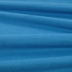 Tessuto Linara di Romo nella colorazione Cobalt drappeggiato, per mostrarne la caduta e la finitura spazzolata.