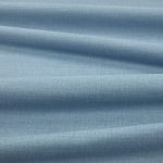 Tessuto Linara di Romo nella colorazione Bluebird drappeggiato, per mostrarne la caduta e la finitura spazzolata.