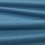 Tessuto Linara di Romo nella colorazione Buxton Blue drappeggiato, per mostrarne la caduta e la finitura spazzolata.