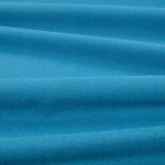 Tessuto Linara di Romo nella colorazione Pacific Blue drappeggiato, per mostrarne la caduta e la finitura spazzolata.