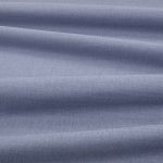 Tessuto Linara di Romo nella colorazione Bluebell drappeggiato, per mostrarne la caduta e la finitura spazzolata.