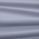 Tessuto Linara di Romo nella colorazione Wildflower drappeggiato, per mostrarne la caduta e la finitura spazzolata.