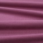 Tessuto Linara di Romo nella colorazione Currant drappeggiato, per mostrarne la caduta e la finitura spazzolata.