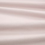 Tessuto Linara di Romo nella colorazione Thistledown drappeggiato, per mostrarne la caduta e la finitura spazzolata.