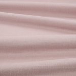 Tessuto Linara di Romo nella colorazione Abelia drappeggiato, per mostrarne la caduta e la finitura spazzolata.