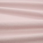 Tessuto Linara di Romo nella colorazione Rosemist drappeggiato, per mostrarne la caduta e la finitura spazzolata.
