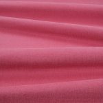 Tessuto Linara di Romo nella colorazione Rubus drappeggiato, per mostrarne la caduta e la finitura spazzolata.