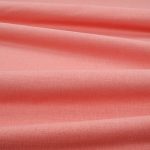 Tessuto Linara di Romo nella colorazione Guava drappeggiato, per mostrarne la caduta e la finitura spazzolata.