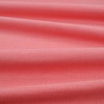 Tessuto Linara di Romo nella colorazione Red Coral drappeggiato, per mostrarne la caduta e la finitura spazzolata.