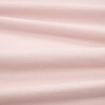 Tessuto Linara di Romo nella colorazione Chalk Rose drappeggiato, per mostrarne la caduta e la finitura spazzolata.