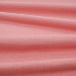 Tessuto Linara di Romo nella colorazione Sorbet drappeggiato, per mostrarne la caduta e la finitura spazzolata.